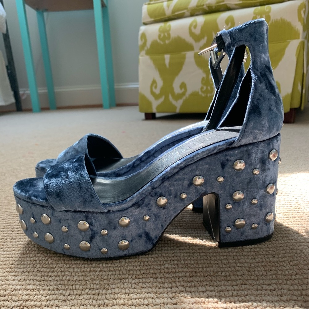 Blue velvet heel